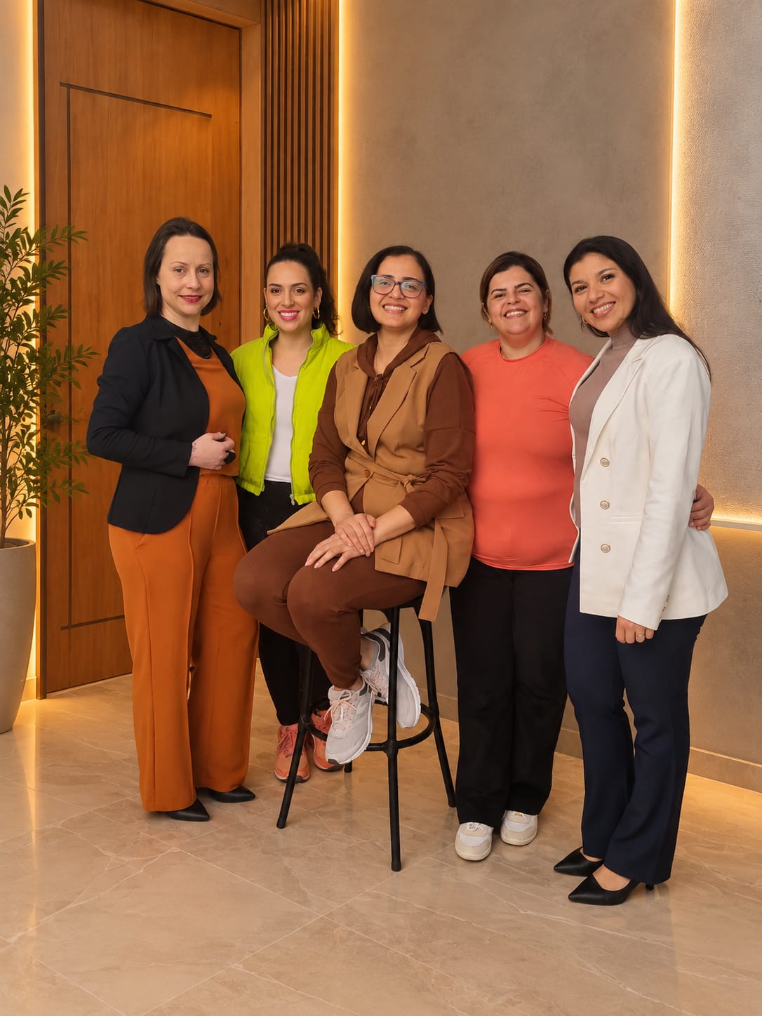 Cinco mulheres da comunidade posando juntas